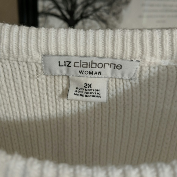 Beautiful white sweater - Picture 4 of 4